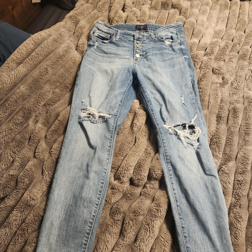 Judy Blue Button Fly Boyfriend Fit Distressed Jean - Picture 1 of 6